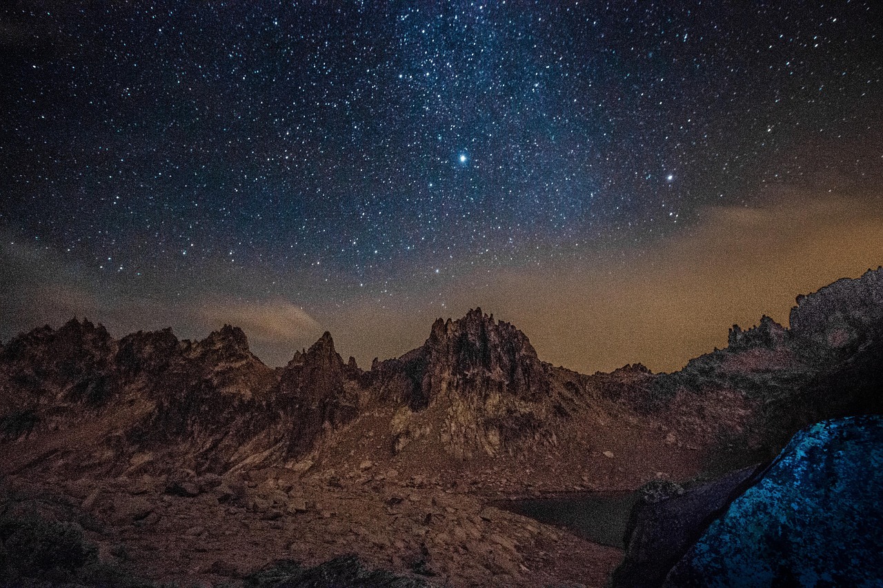 妖夜新篇，神秘世界的未知之旅探索